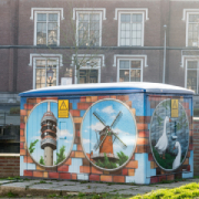 Beschilderd transformatorhuisje in woonwijk