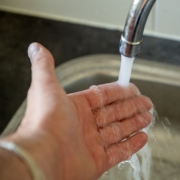 Hand onder de kraan