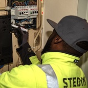 Monteur van Stedin aan het werk in de meterkast