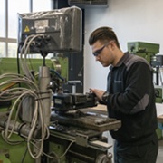 Man aan het werk bij productiemachine