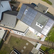 Luchtfoto van huis met zonnepanelen