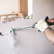 Muur wordt afgebroken met gereedschap