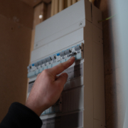Hand bij de meterkast