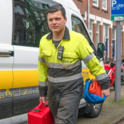 Stedin monteur met spullen in zijn handen bij Stedin busje