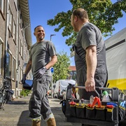 Twee monteurs zijn in gesprek