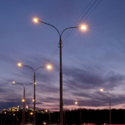 Openbare verlichting met donkere lucht