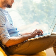 Man op een laptop aan het werk