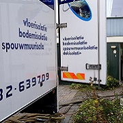 Reclame op vrachtwagen voor isolatiewerkzaamheden