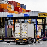 Vrachtwagen bij containerterminal