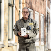 Stedin monteur met slimme meter in zijn handen