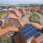 Huizen met oranje daken met zonnepanelen