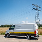 Stedin bus bij hoogspanningsmast