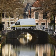 Stedin bus op de brug midden in de stad