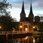Kerk en brug bij schemer en de straatverlichting brandt