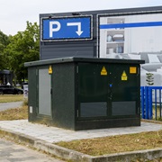 transformatorhuisje bij parking