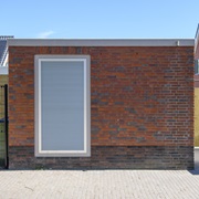 Vooraanzicht van een transformatorhuisje in een woonwijk