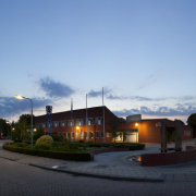 Verlichte woning tijdens schemering