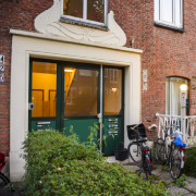 Fietsen bij een voordeur