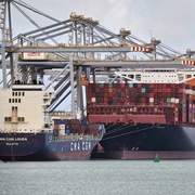 Vrachtschip in de haven
