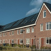 Rijtjeshuizen met zonnepanelen op het dak