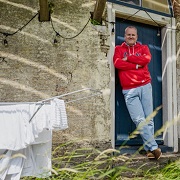 Man met wasrek op de achtergrond