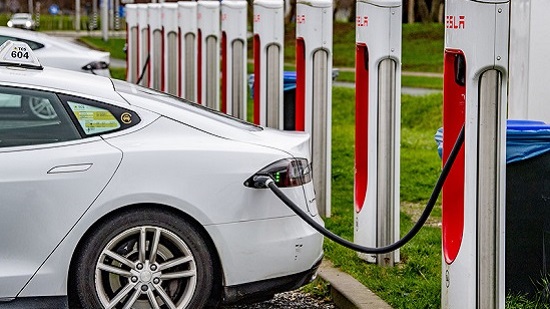 Tesla laadt op bij een laadpaal