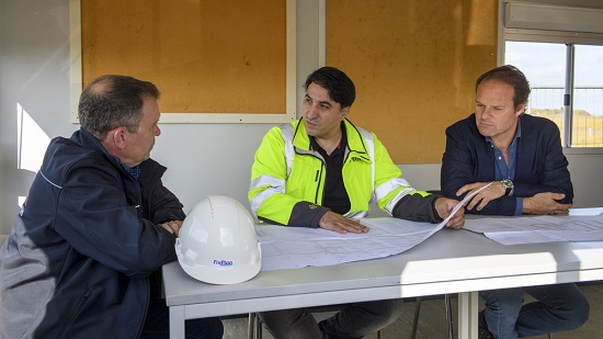 Stedin medewerker in overleg met bouwbedrijf