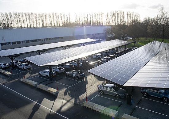 Parkeerterrein met overkappingen van zonnepanelen