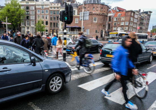 Voetgangers steken zebrapad over