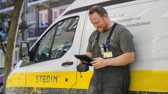 Stedin medewerker bij Stedin bus