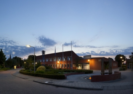 Verlichte woning tijdens schemering