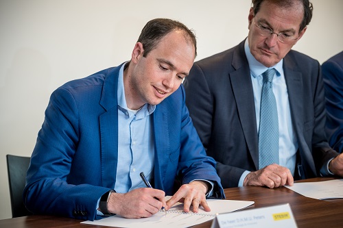 Stedin gaat samen met een aantal partners een slim elektriciteitsnet aanleggen in Rotterdam. David Peters van Stedin tekent de intentieverklaring.