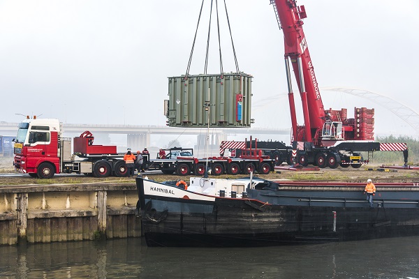 Hoogspanningstranformator wordt op de kant gehesen