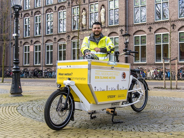 Billy tand Huis Monteurs Stedin op e-bakfiets door Utrechtse binnenstad voor slimme meter |  Stedin