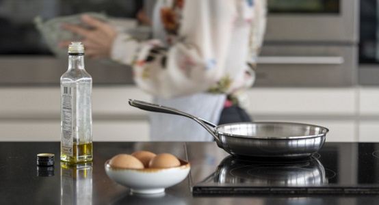 Inductiekookplaat met pan erop