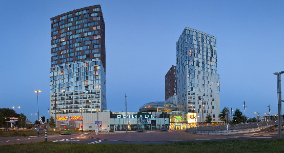 Een winkelcentrum met hoge gebouwen