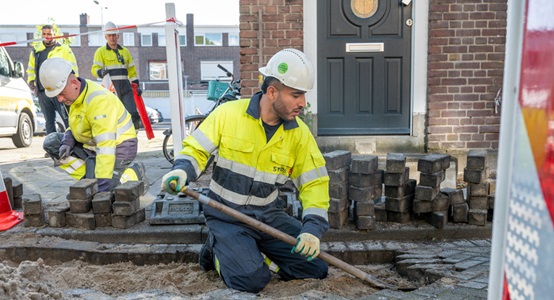 Stedin monteurs in de straat werken aan onderhoud