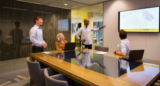 Stedin-medewerkers in vergaderruimte