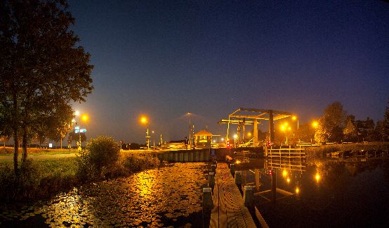 Verlichte brug in schemering