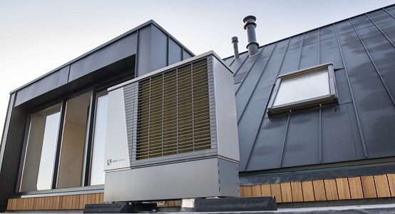 Warmtepomp op dak van huis