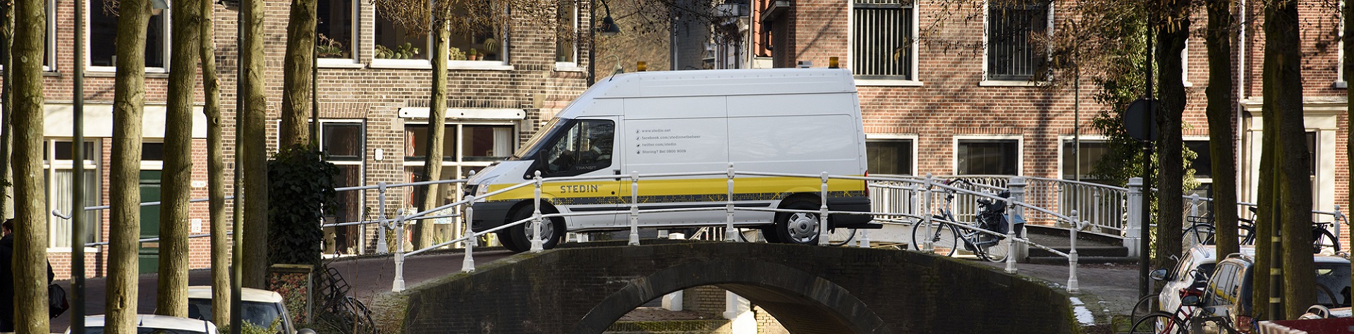 Stedin-bus op bruggetje